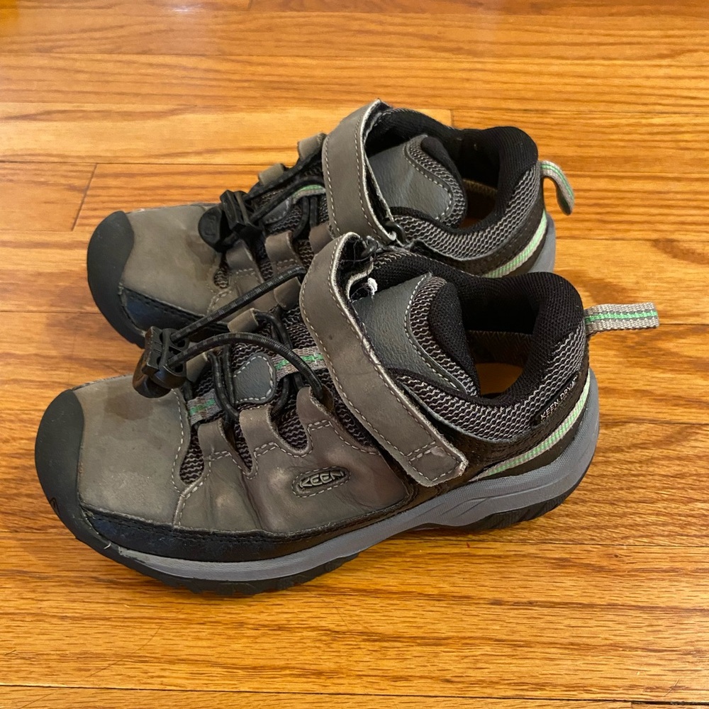 Keen hiking boots
Kids size 11
